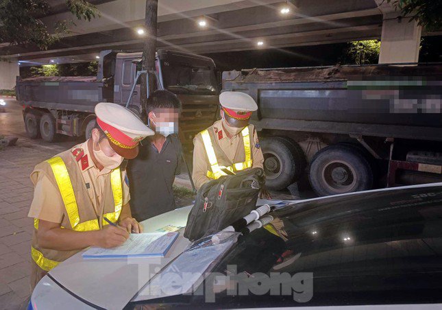 Theo chân cảnh sát ‘đánh trận’ đêm với ‘chim mồi’, xe quá tải ở Hà Nội - 4