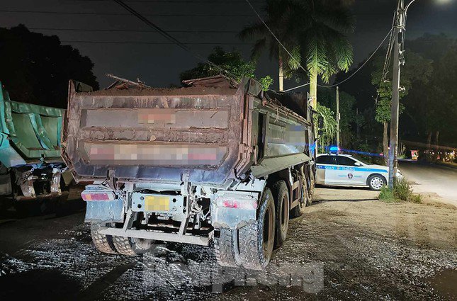 Theo chân cảnh sát ‘đánh trận’ đêm với ‘chim mồi’, xe quá tải ở Hà Nội - 2