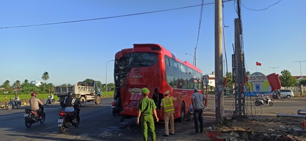 3 xe ôtô khách va chạm liên hoàn khiến hàng chục hành khách hoảng loạn - 2