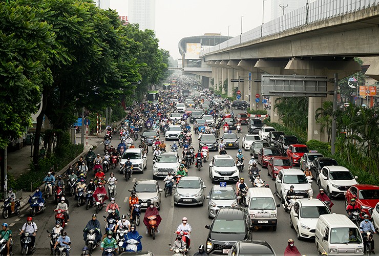 Giao thông đường Nguyễn Trãi trước và sau khi dỡ bỏ dải phân cách cứng - 2