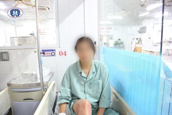 Người phụ nữ cấp cứu vì bị gà mổ trúng đùi - 1