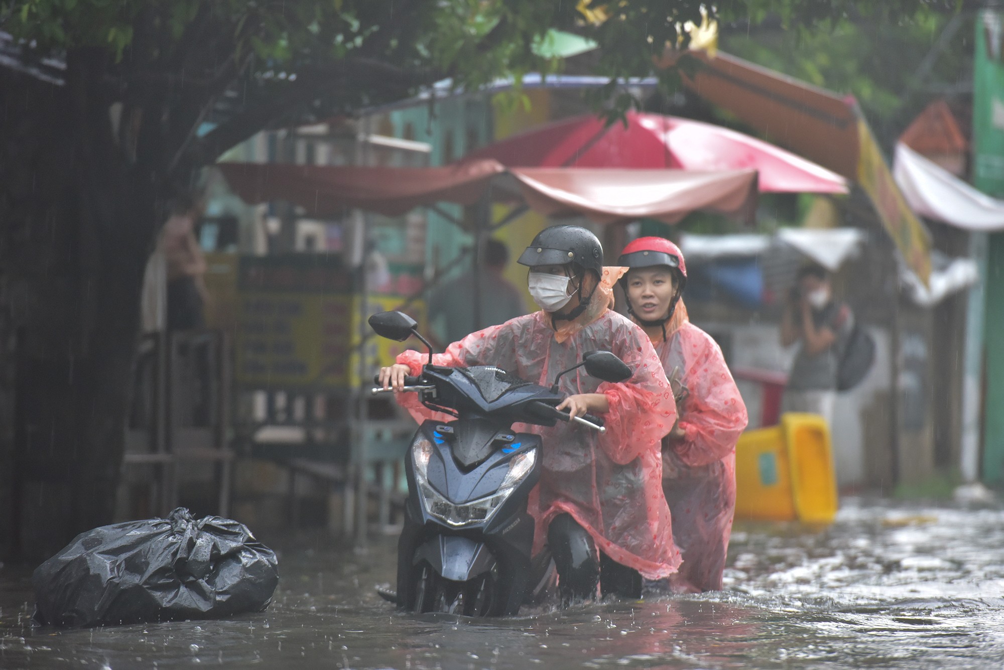 Đường ngập lút bánh xe, người dân TP Thủ Đức “đắp đê” ngăn nước tràn vào nhà - 10