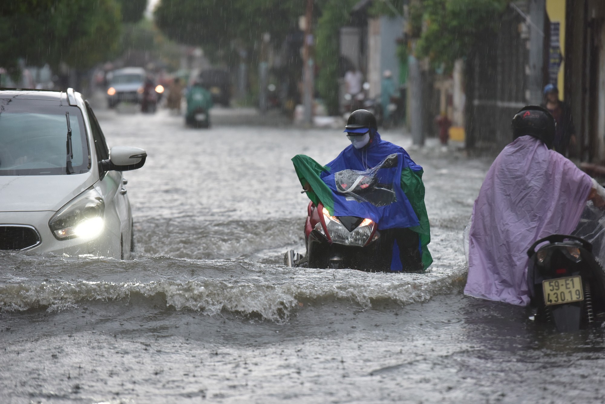 Đường ngập lút bánh xe, người dân TP Thủ Đức “đắp đê” ngăn nước tràn vào nhà - 9