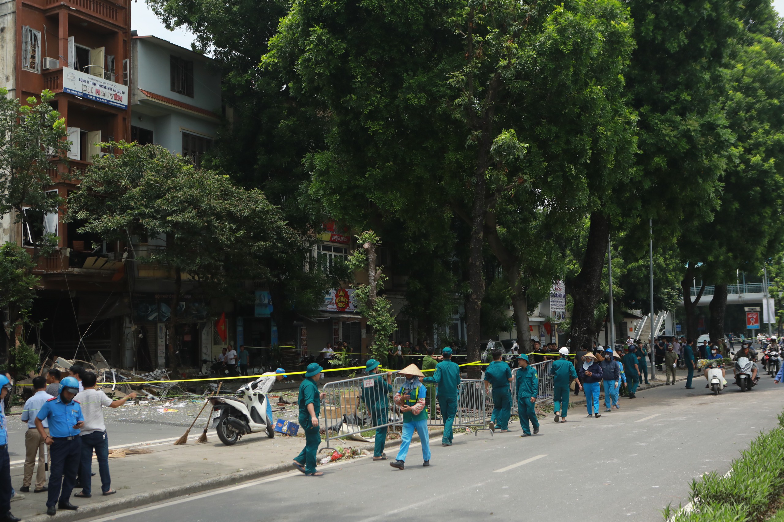 Hiện trường tan hoang sau vụ nổ lớn ở Hà Nội - 10