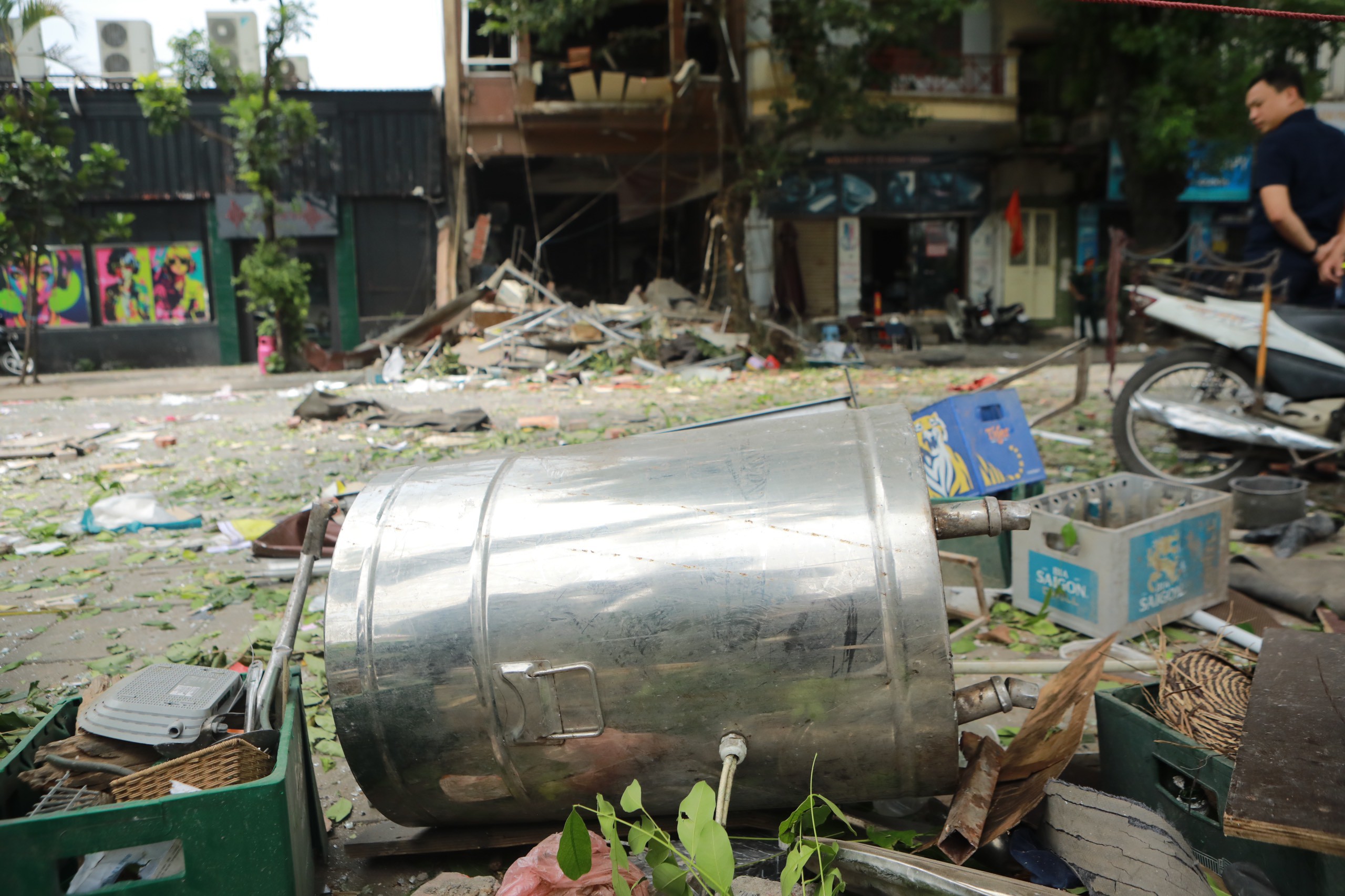 Hiện trường tan hoang sau vụ nổ lớn ở Hà Nội - 5
