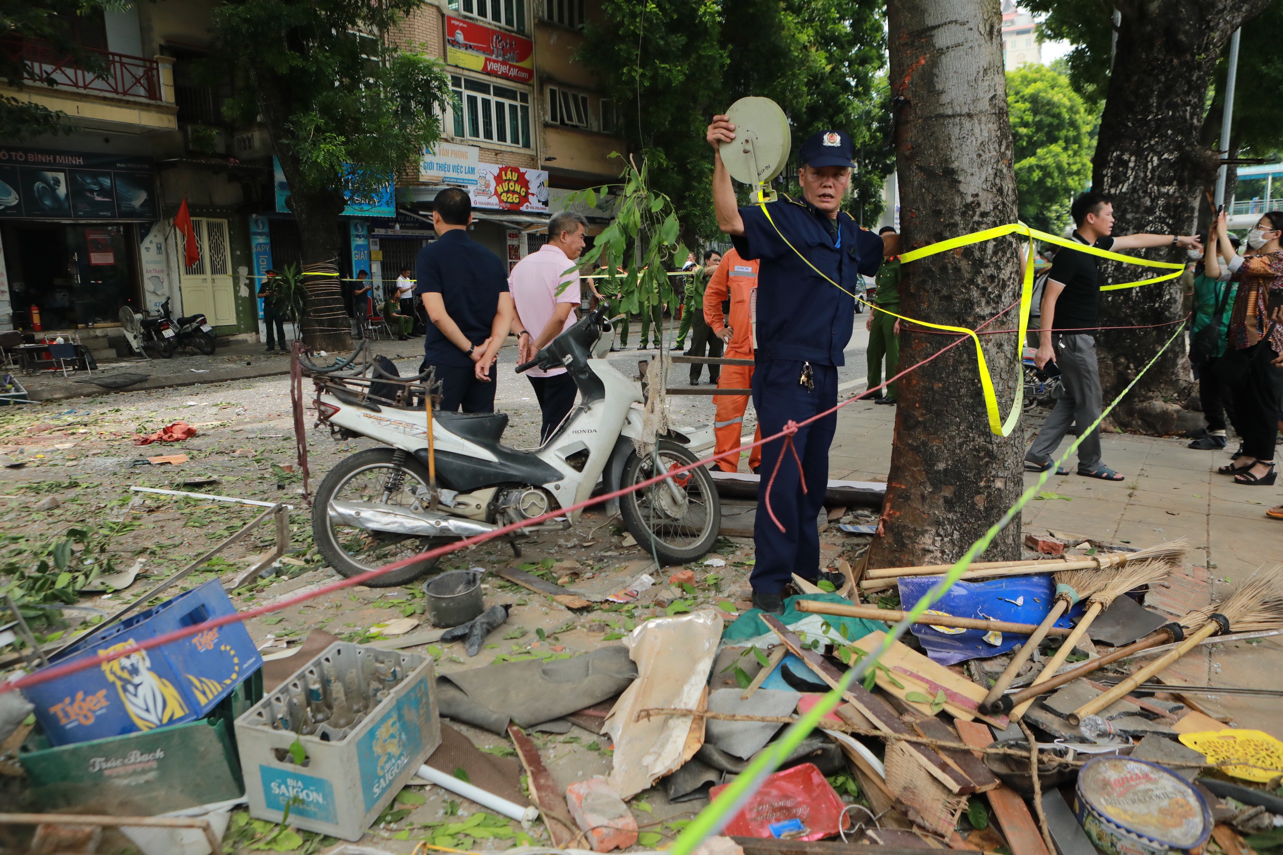 Hiện trường tan hoang sau vụ nổ lớn ở Hà Nội - 7