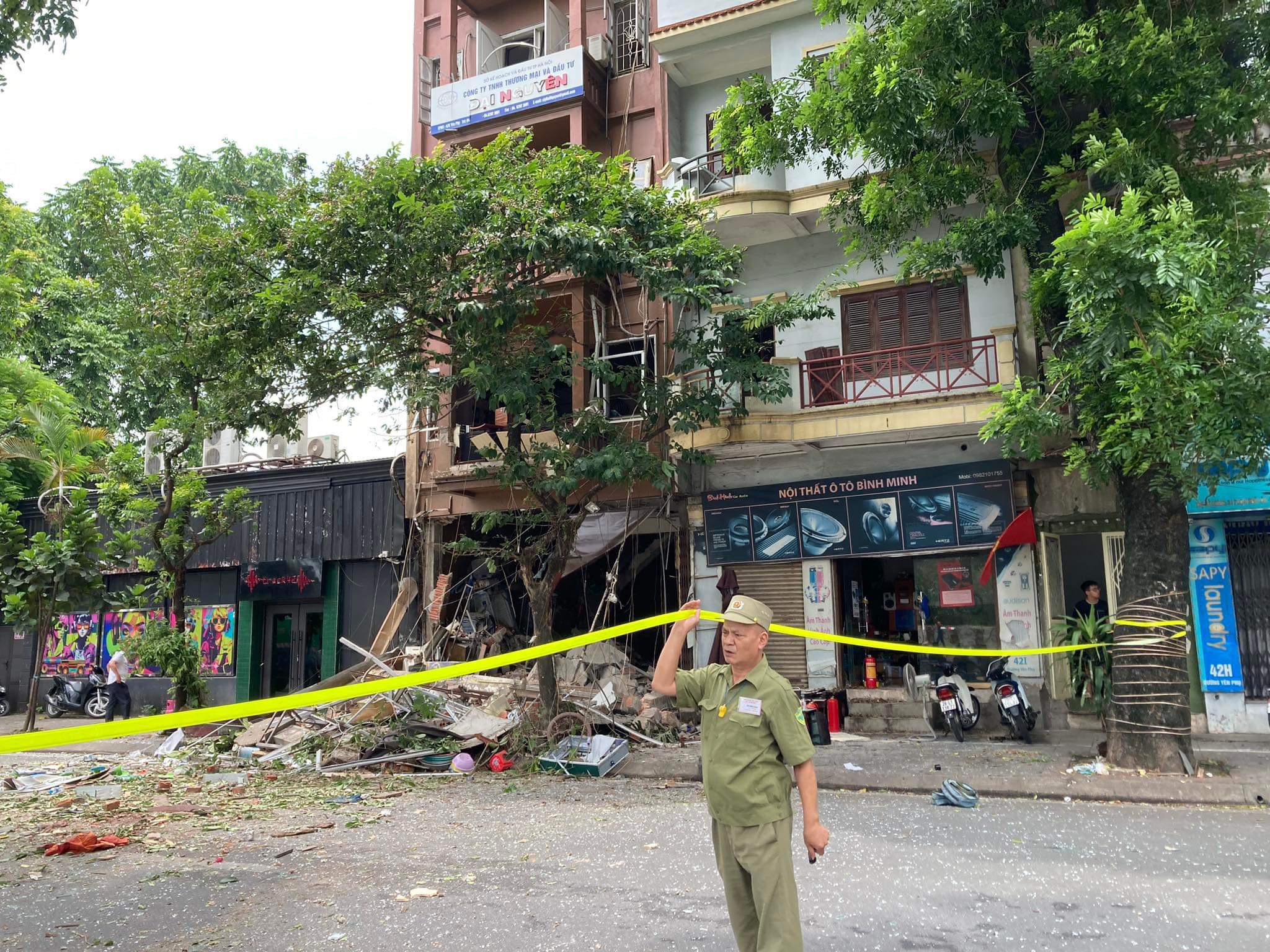 Hiện trường tan hoang sau vụ nổ lớn ở Hà Nội - 9