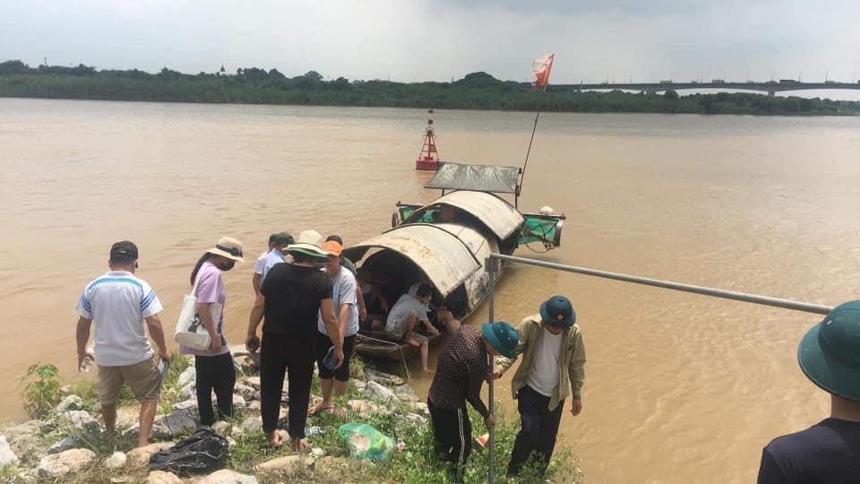 Hà Nội: 4 nam sinh tắm sông bị nước cuốn, 2 em mất tích - 1