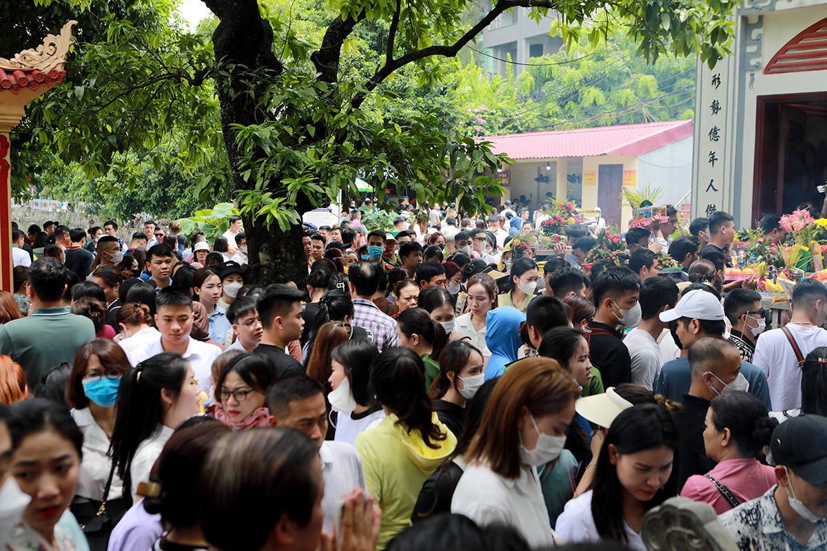 “Biển người” chen chân dâng lễ ngày đầu tháng “cô hồn” ở Phủ Tây Hồ - 1