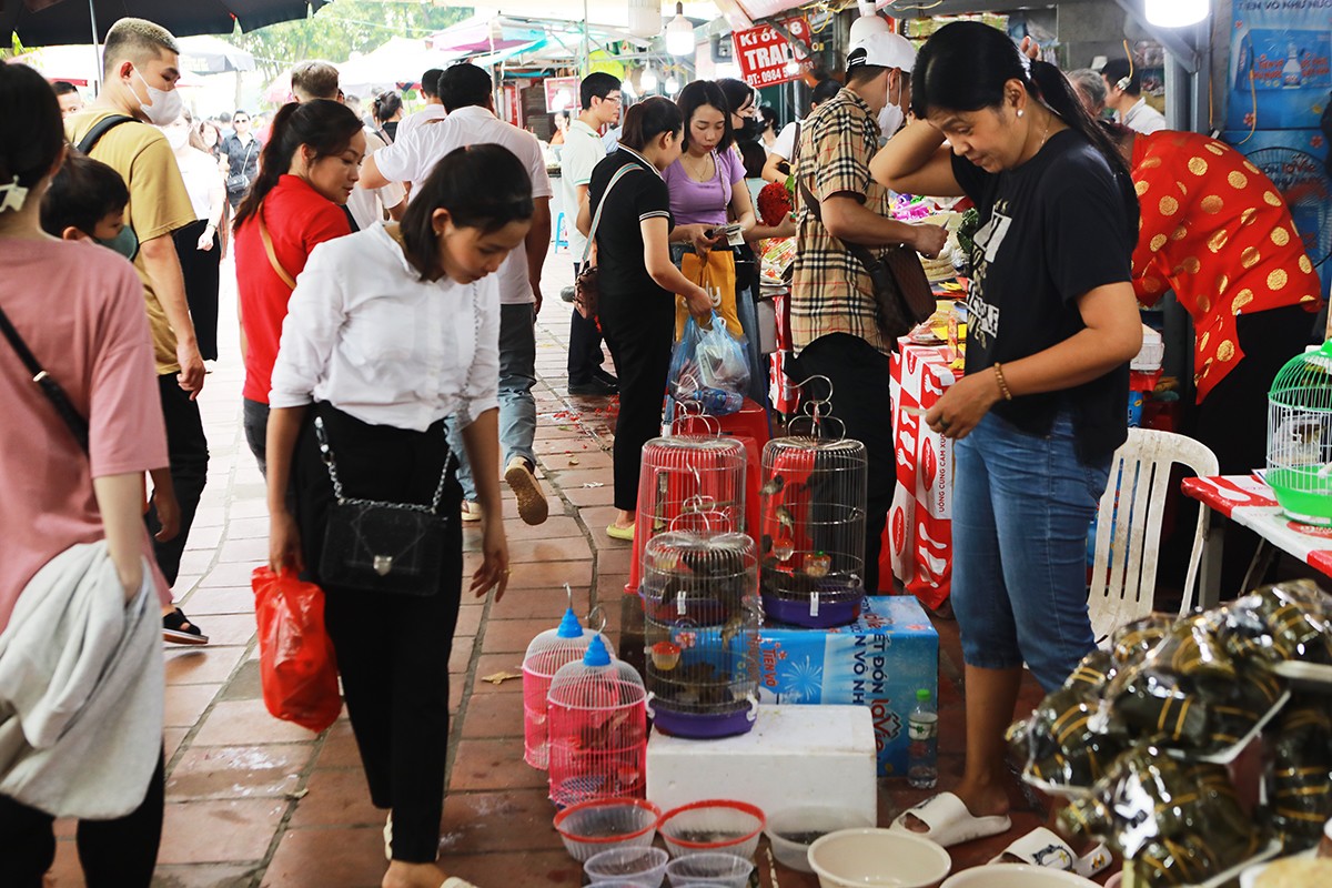 “Biển người” chen chân dâng lễ ngày đầu tháng “cô hồn” ở Phủ Tây Hồ - 16