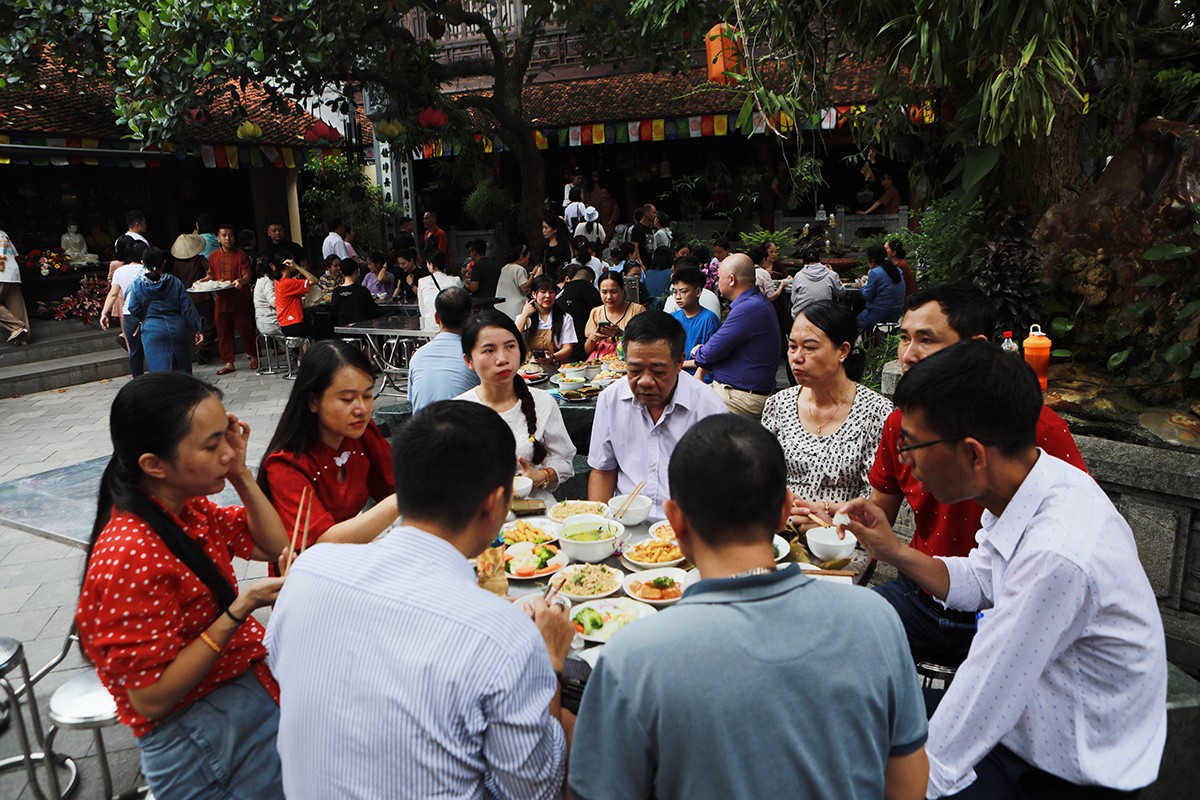 “Biển người” chen chân dâng lễ ngày đầu tháng “cô hồn” ở Phủ Tây Hồ - 21