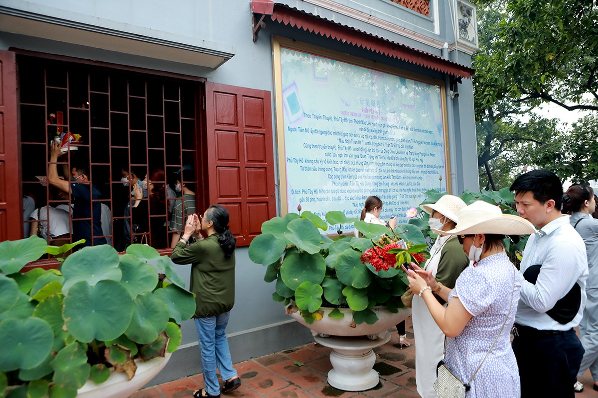 “Biển người” chen chân dâng lễ ngày đầu tháng “cô hồn” ở Phủ Tây Hồ - 5