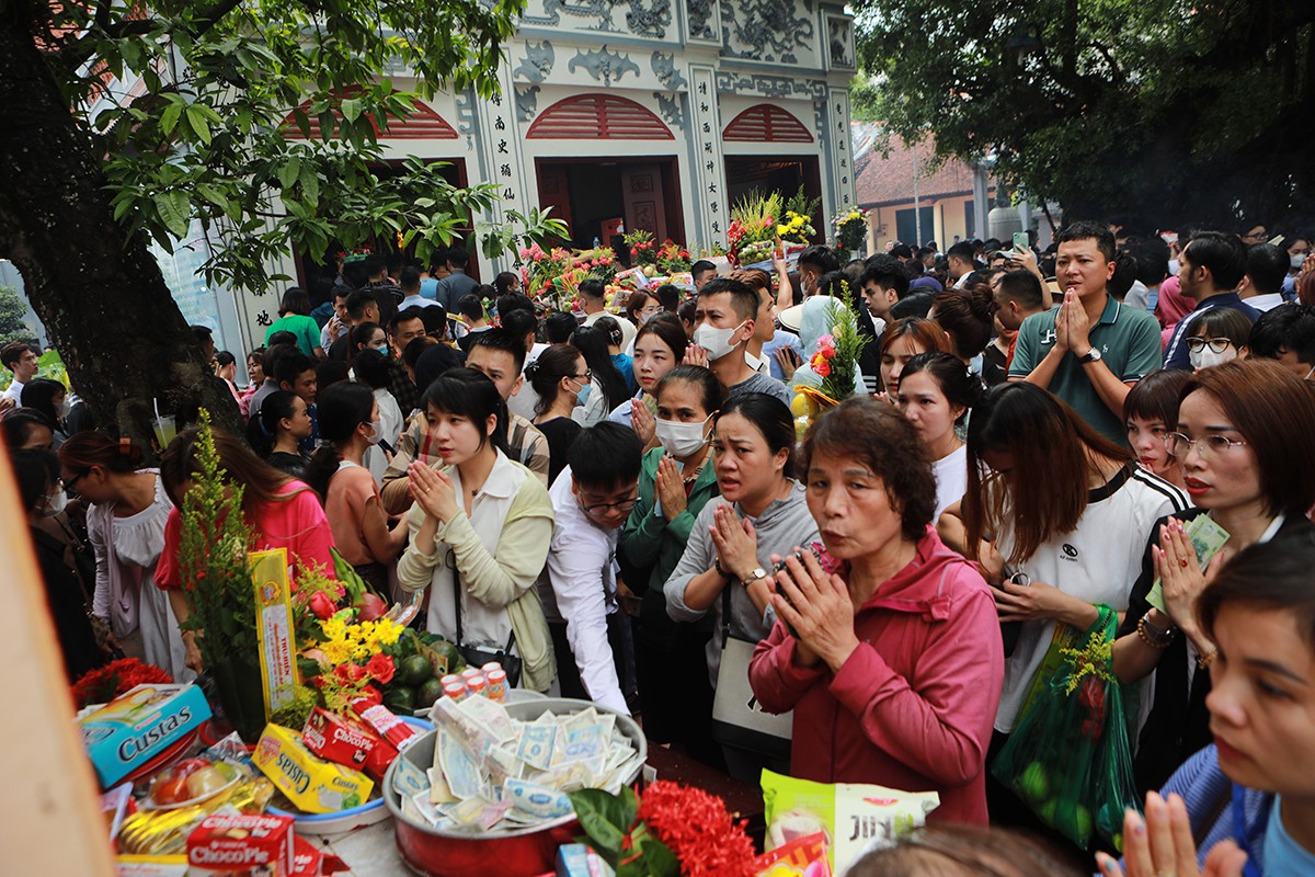 “Biển người” chen chân dâng lễ ngày đầu tháng “cô hồn” ở Phủ Tây Hồ - 8