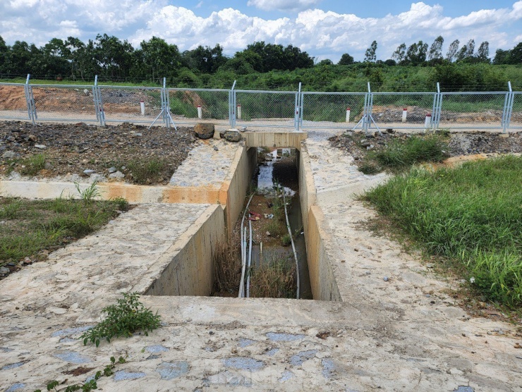 Cận cảnh &#39;rốn lũ&#39; trên cao tốc Phan Thiết - Dầu Giây - 11