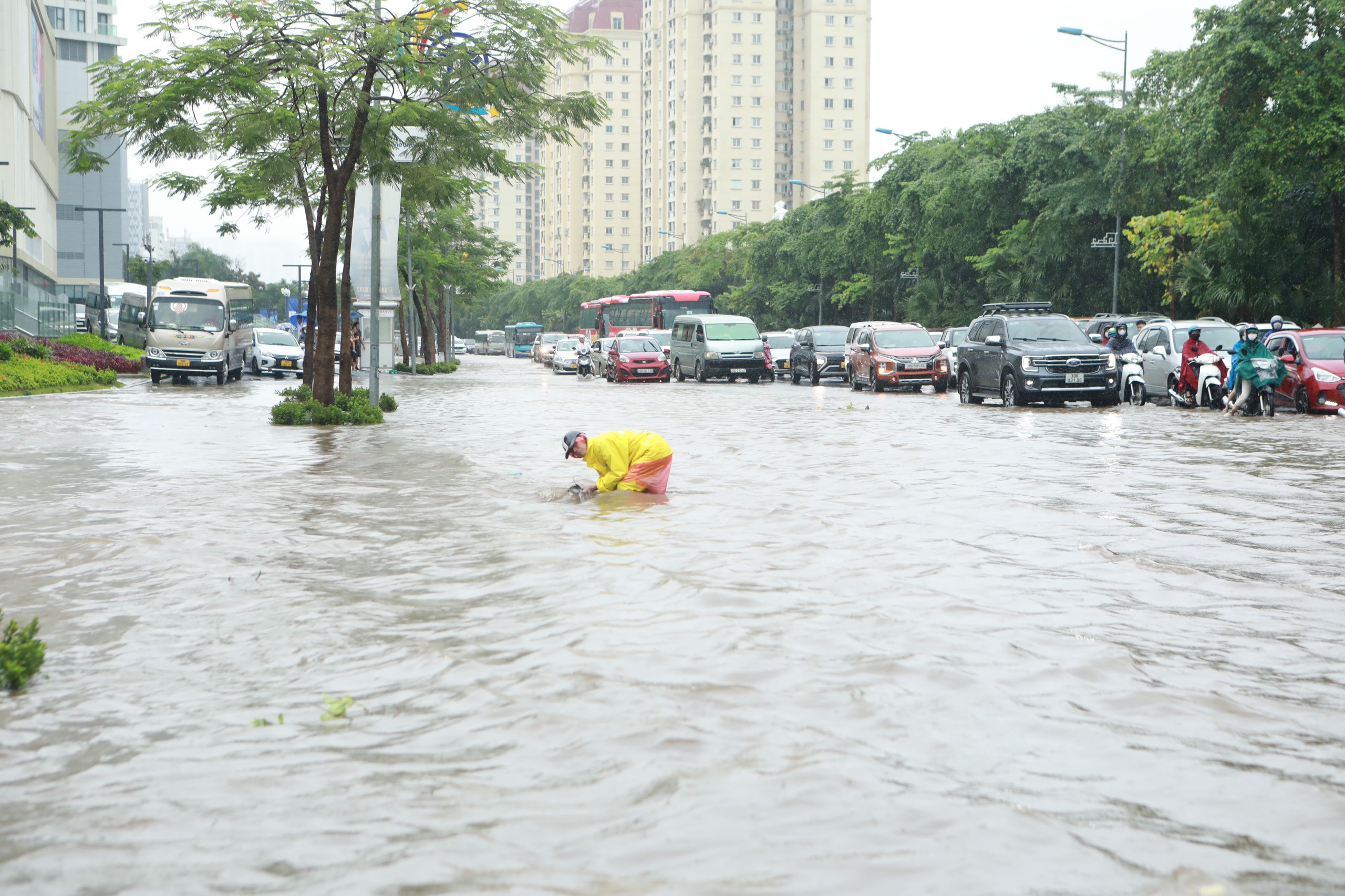 Mưa xối xả, đường phố Hà Nội hóa &#34;biển nước&#34;, xe cộ chết máy hàng loạt - 1