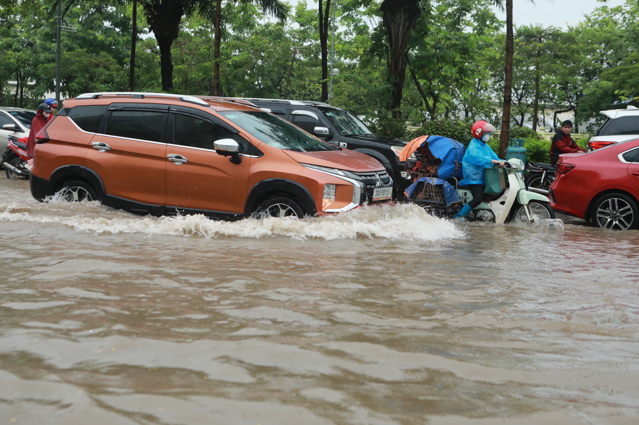 Mưa xối xả, đường phố Hà Nội hóa &#34;biển nước&#34;, xe cộ chết máy hàng loạt - 14