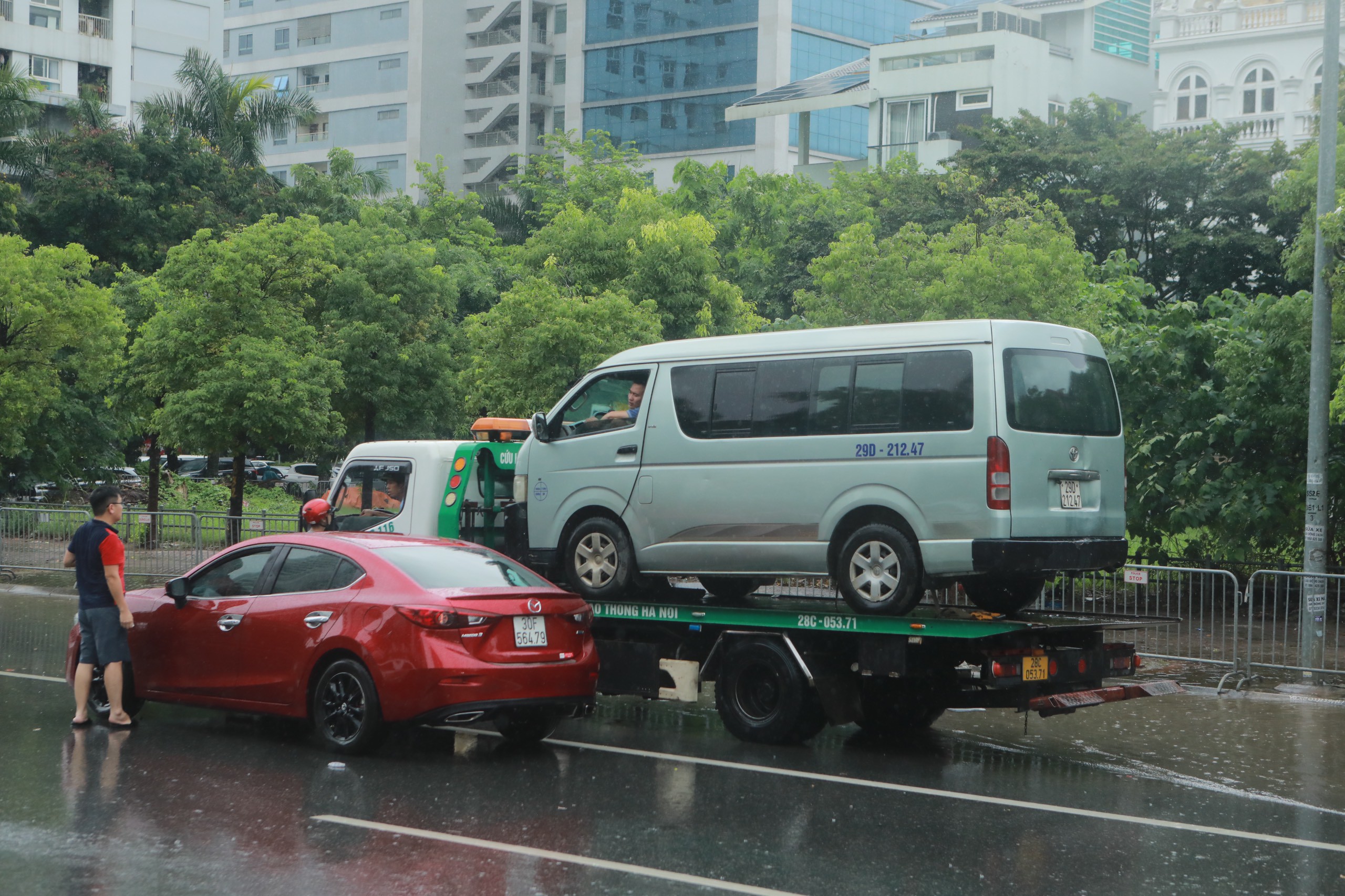 Mưa xối xả, đường phố Hà Nội hóa &#34;biển nước&#34;, xe cộ chết máy hàng loạt - 6