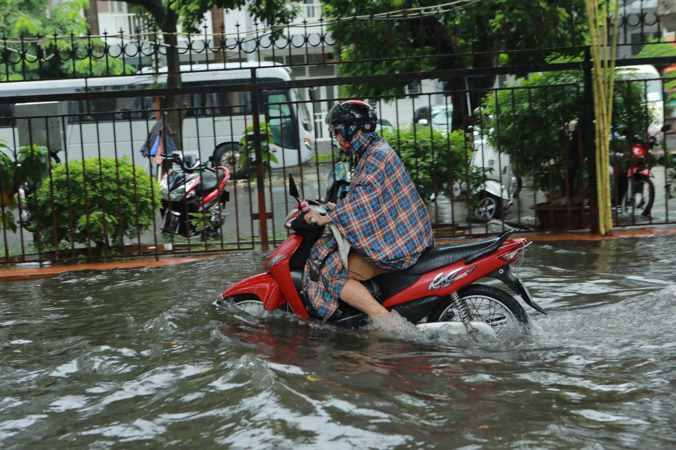 Mưa xối xả, đường phố Hà Nội hóa &#34;biển nước&#34;, xe cộ chết máy hàng loạt - 9