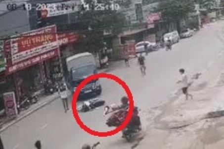 Clip: Cố ghé đầu xe vận tải, phái nữ lái xe lên đường xe cộ máy bắt gặp nàn ở gục thân ái đường