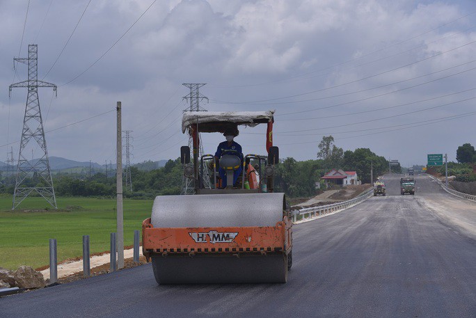 Ngổn ngang cao tốc Quốc lộ 45 - Nghi Sơn trước ngày thông xe - 8