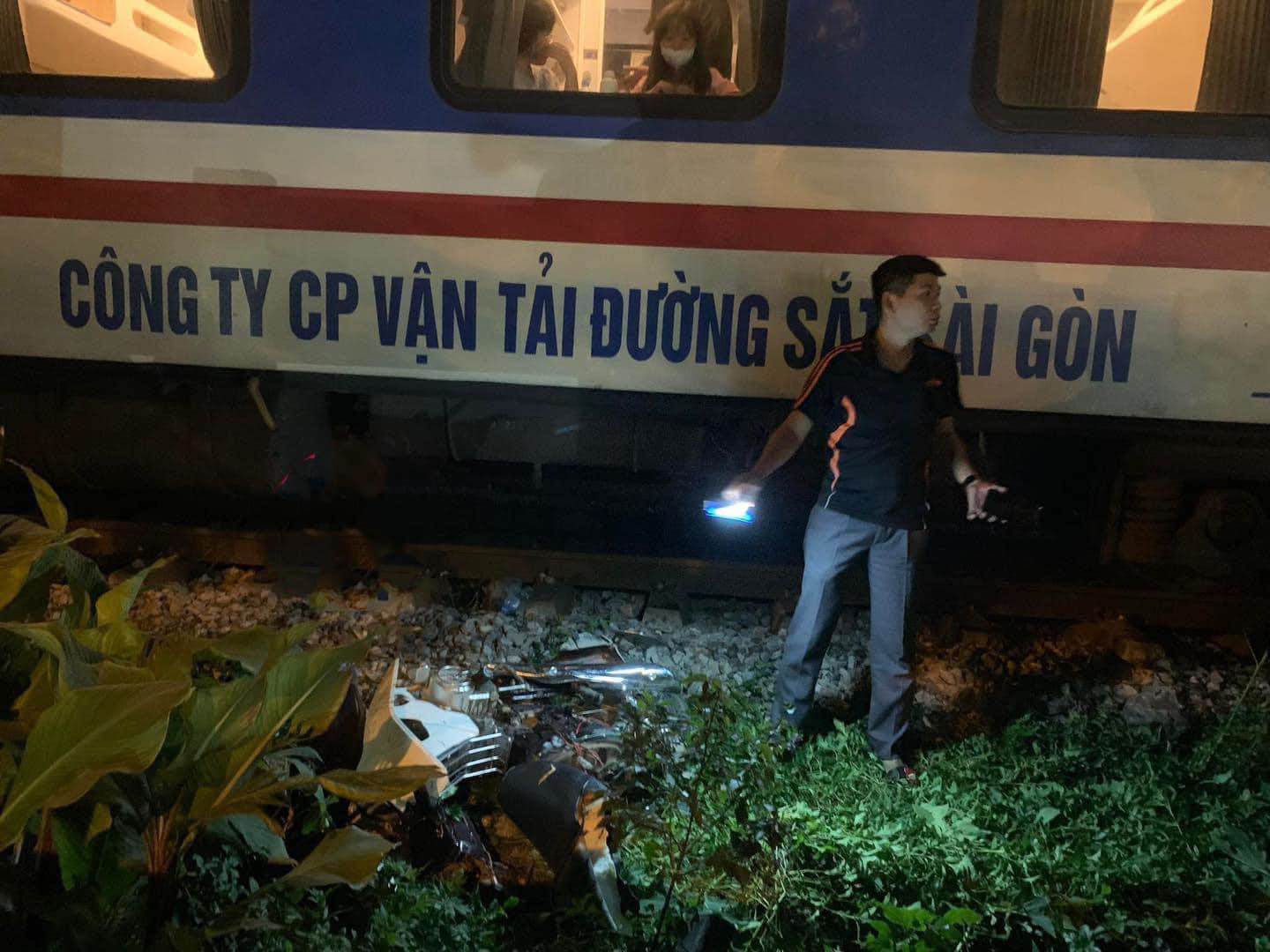 Hà Nội: Cố băng qua đường sắt lúc tàu hỏa tới, 2 cô gái thương vong - 1