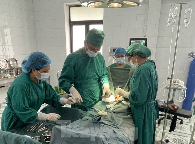 Đứng xem bò chọi nhau, người đàn ông ở Cao Bằng bị húc thủng bụng - 1