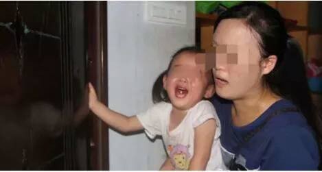 Con gái 3 tuổi đi nhà trẻ về muốn tiểu tiện nhưng không dám, mẹ oà khóc khi  thay đồ cho bé