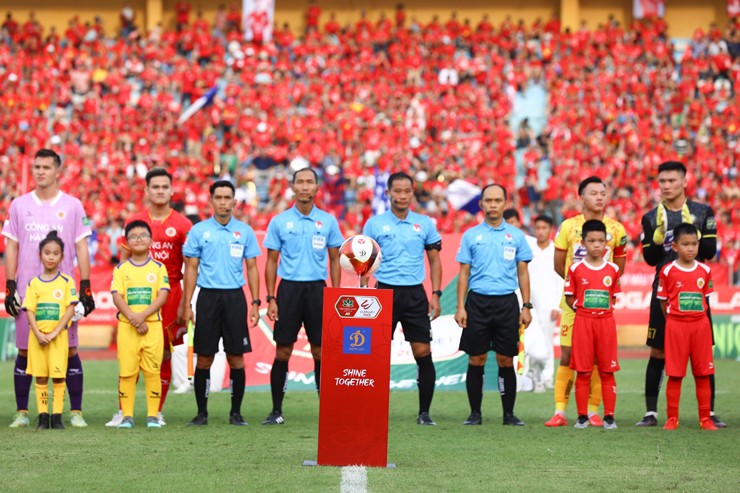 CLB Công an Hà Nội ăn mừng vô địch V-League: Vỡ òa niềm vui sau 39 năm - 1