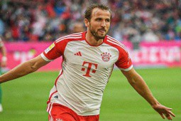 Video bóng đá Bayern Munich - Augsburg: Harry Kane lập cú đúp, liên tiếp nhận ”quà” (Bundesliga)