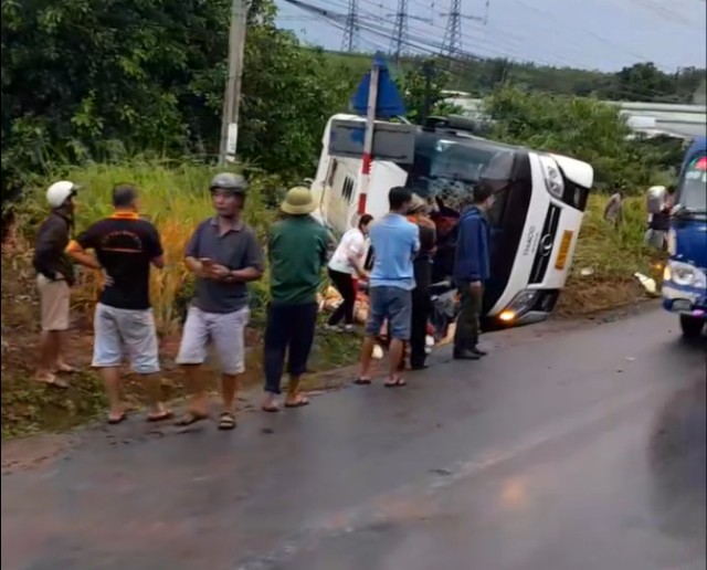 Xe khách lật ngang sau va chạm với xe tải, ít nhất 10 người bị thương - 1