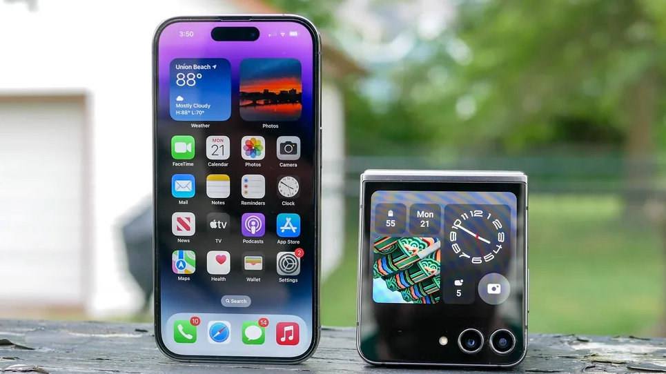 Liệu iPhone 15 Pro có sánh kịp Galaxy Z Flip 5? - 1