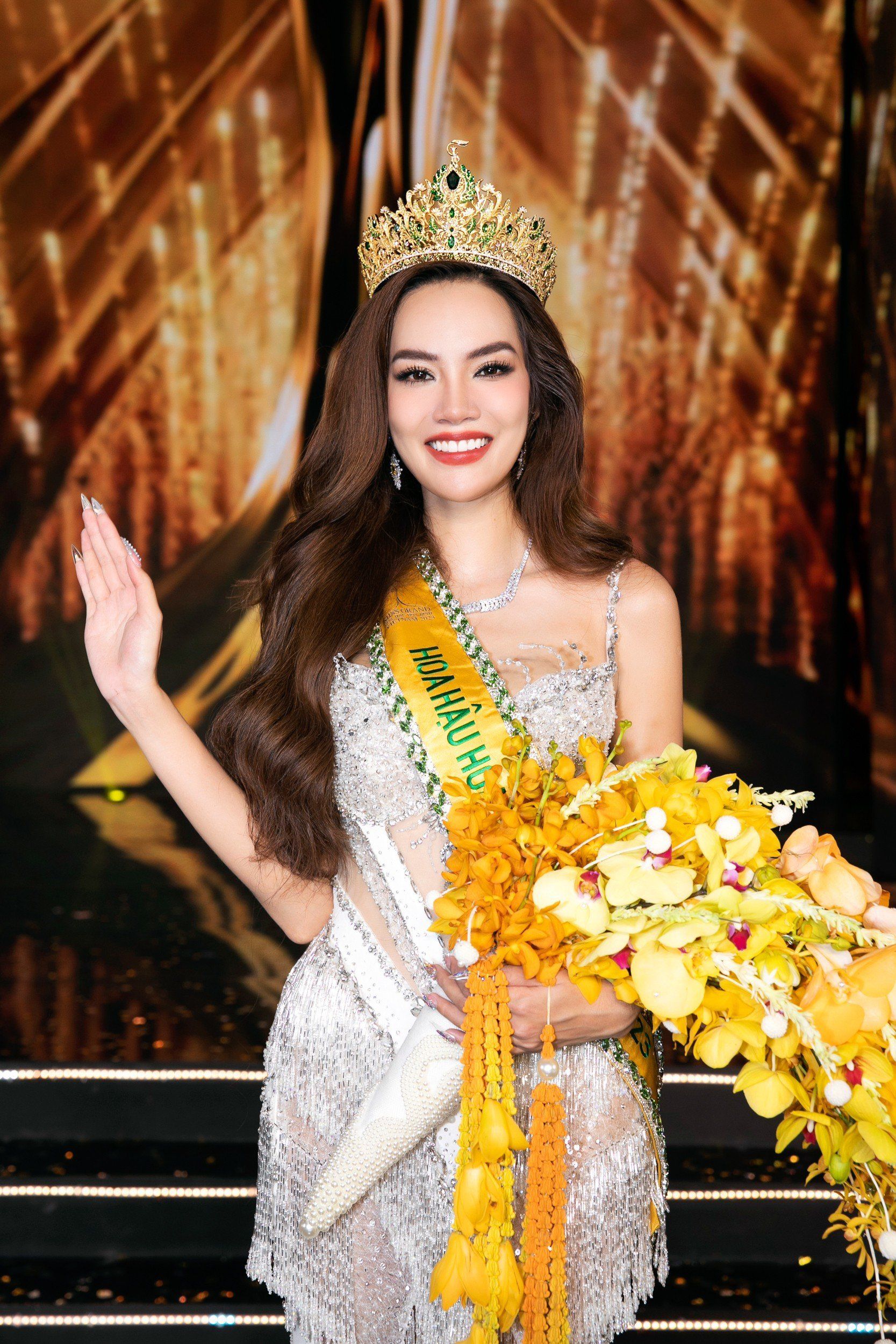 Tân Miss Grand Vietnam 2023 từng bị chê bai ngoại hình giờ &#34;lột xác&#34; đẹp quyến rũ - 1