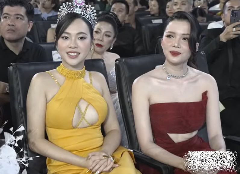 Á hậu Thanh Hóa che chắn chiếc váy &#34;phản chủ&#34; trên sóng trực tiếp - 2