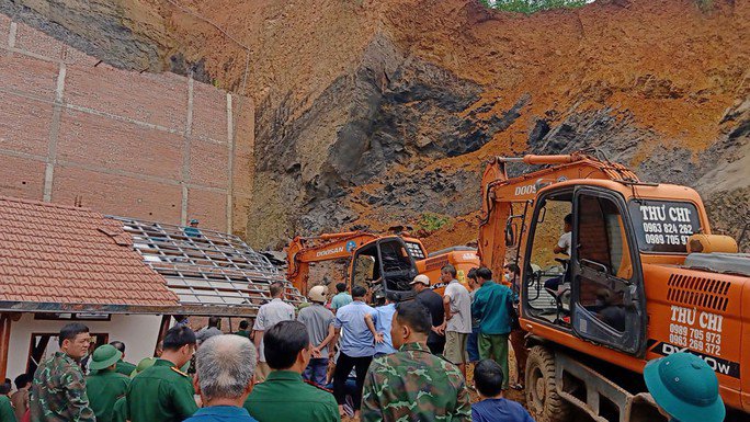 Sạt lở vùi lấp căn nhà, chồng tử vong, vợ may mắn thoát nạn - 1