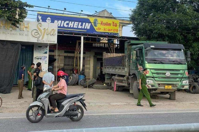 Nổ lốp ôtô tại garage, tài xế và người thợ cùng tử vong - 1