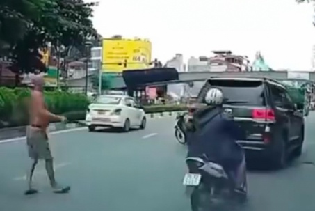 Bắt người nam nhi phi dao vô xe hơi Land Cruiser thân thiện phố Hà Nội