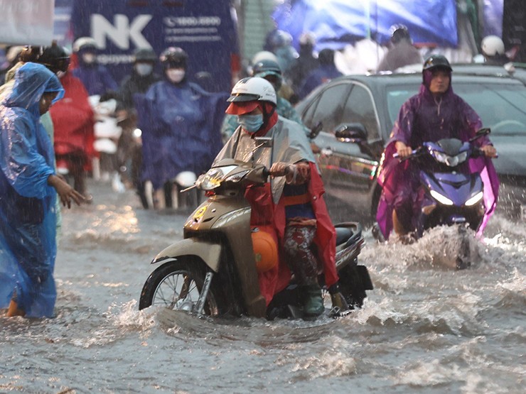 Thời tiết ngày 30/8: Trung Bộ và Nam Bộ nhiều nơi mưa to về chiều tối - 1