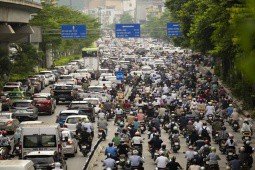 Dự thảo luật mới: Điều cấm với lái xe máy, ô tô khi sử dụng làn đường và lùi xe