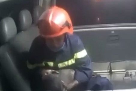 Xúc động video clip chiến sỹ phòng cháy chữa cháy ôm con cháu bé nhỏ sơ cứu vãn bên trên xe cộ cứu vãn thương