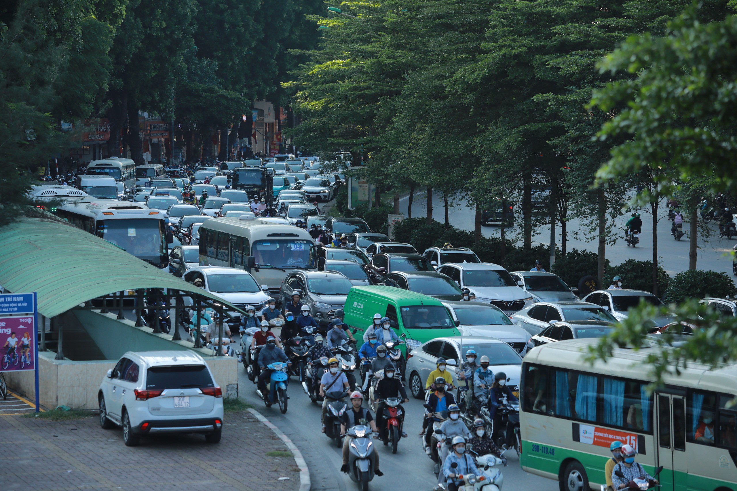 Người dân ùn ùn về quê nghỉ lễ 2/9, tắc đường muôn nẻo ở Hà Nội, TP.HCM - 10