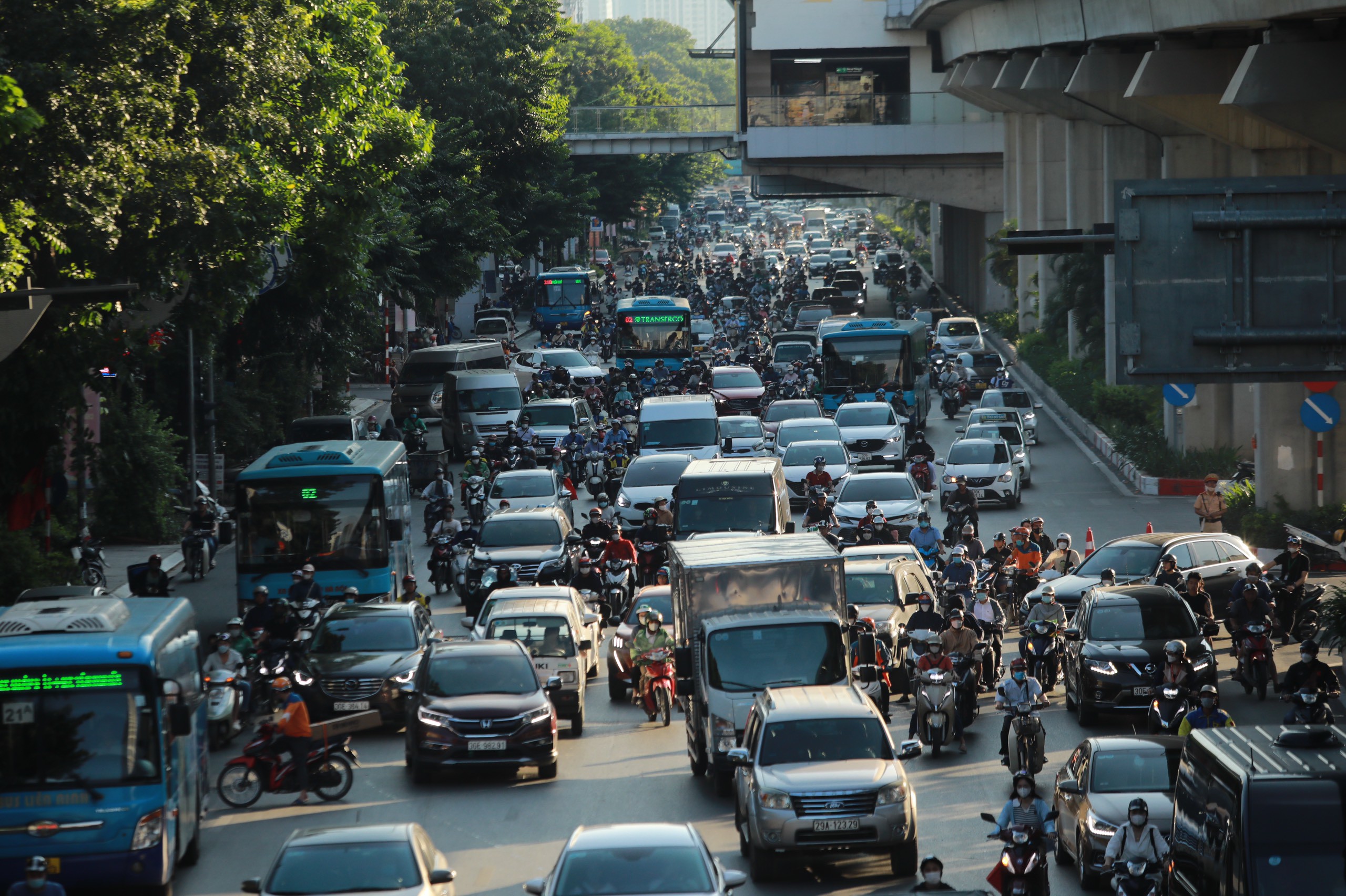 Người dân ùn ùn về quê nghỉ lễ 2/9, tắc đường muôn nẻo ở Hà Nội, TP.HCM - 11