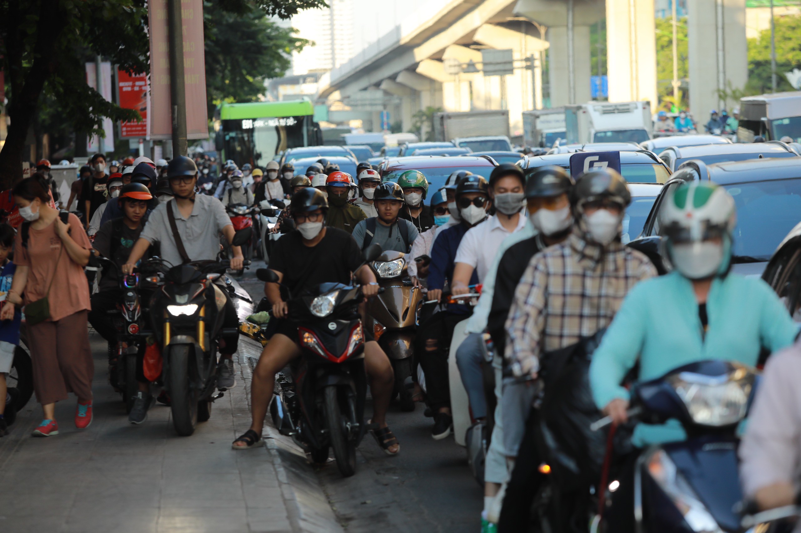 Người dân ùn ùn về quê nghỉ lễ 2/9, tắc đường muôn nẻo ở Hà Nội, TP.HCM - 13