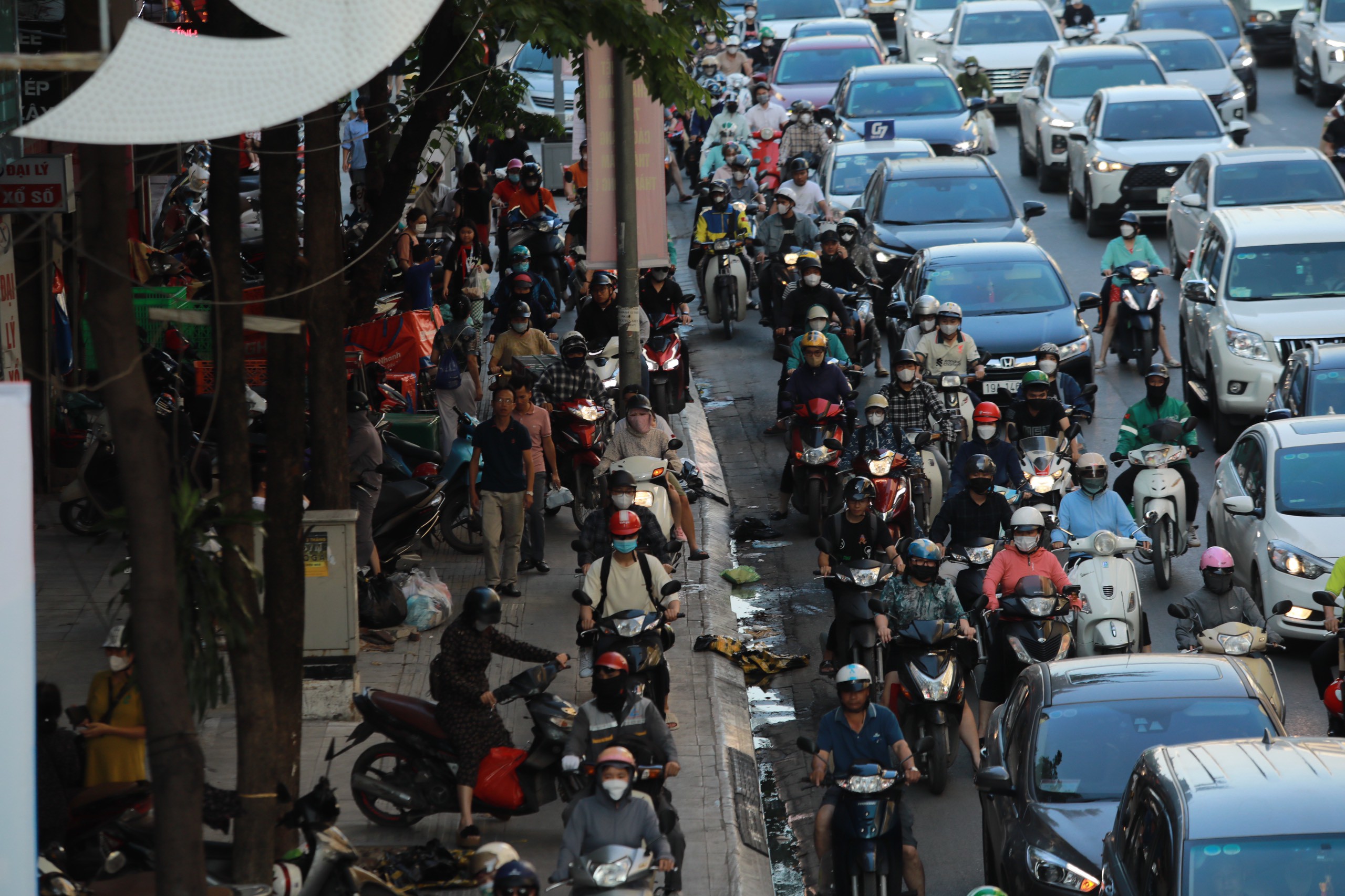 Người dân ùn ùn về quê nghỉ lễ 2/9, tắc đường muôn nẻo ở Hà Nội, TP.HCM - 14