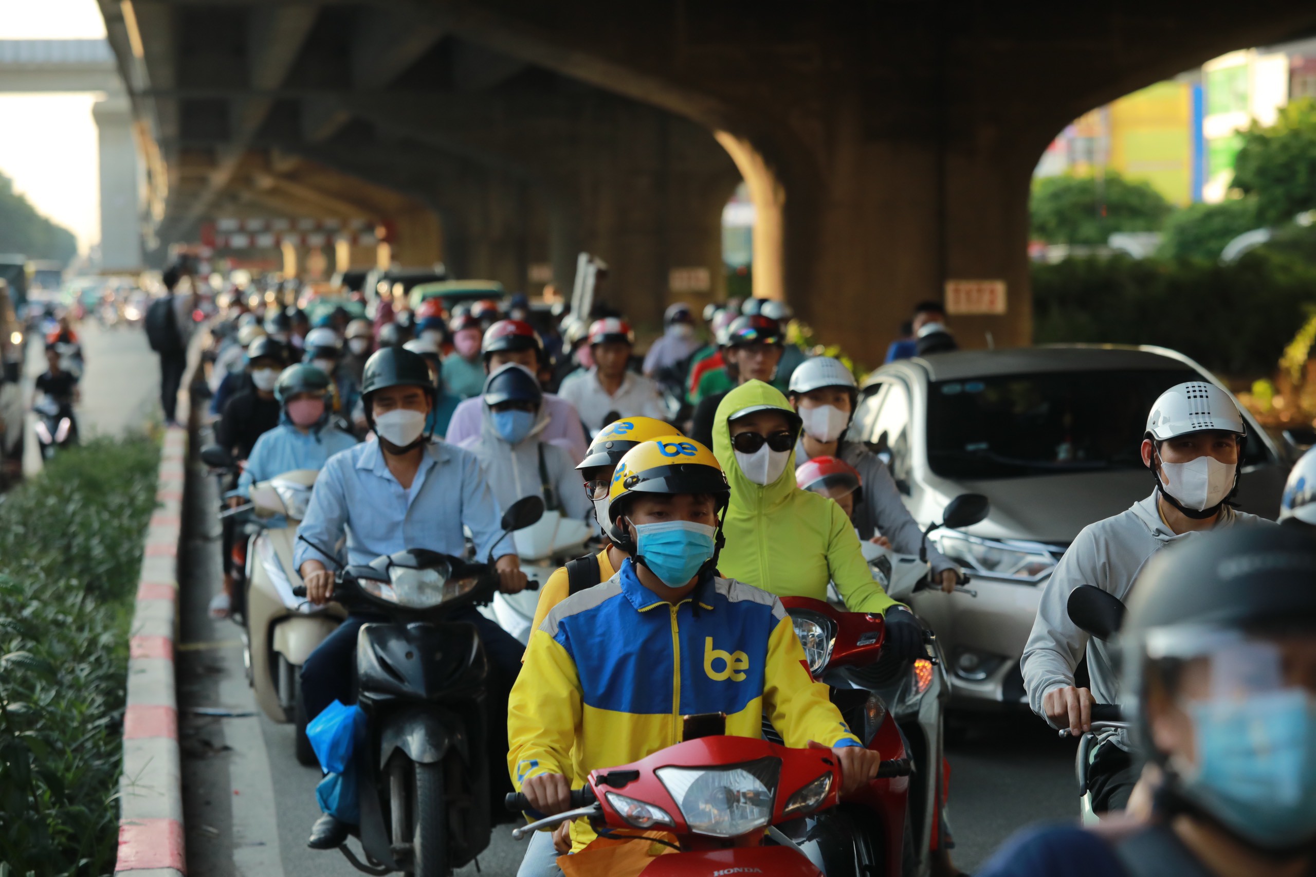 Người dân ùn ùn về quê nghỉ lễ 2/9, tắc đường muôn nẻo ở Hà Nội, TP.HCM - 17
