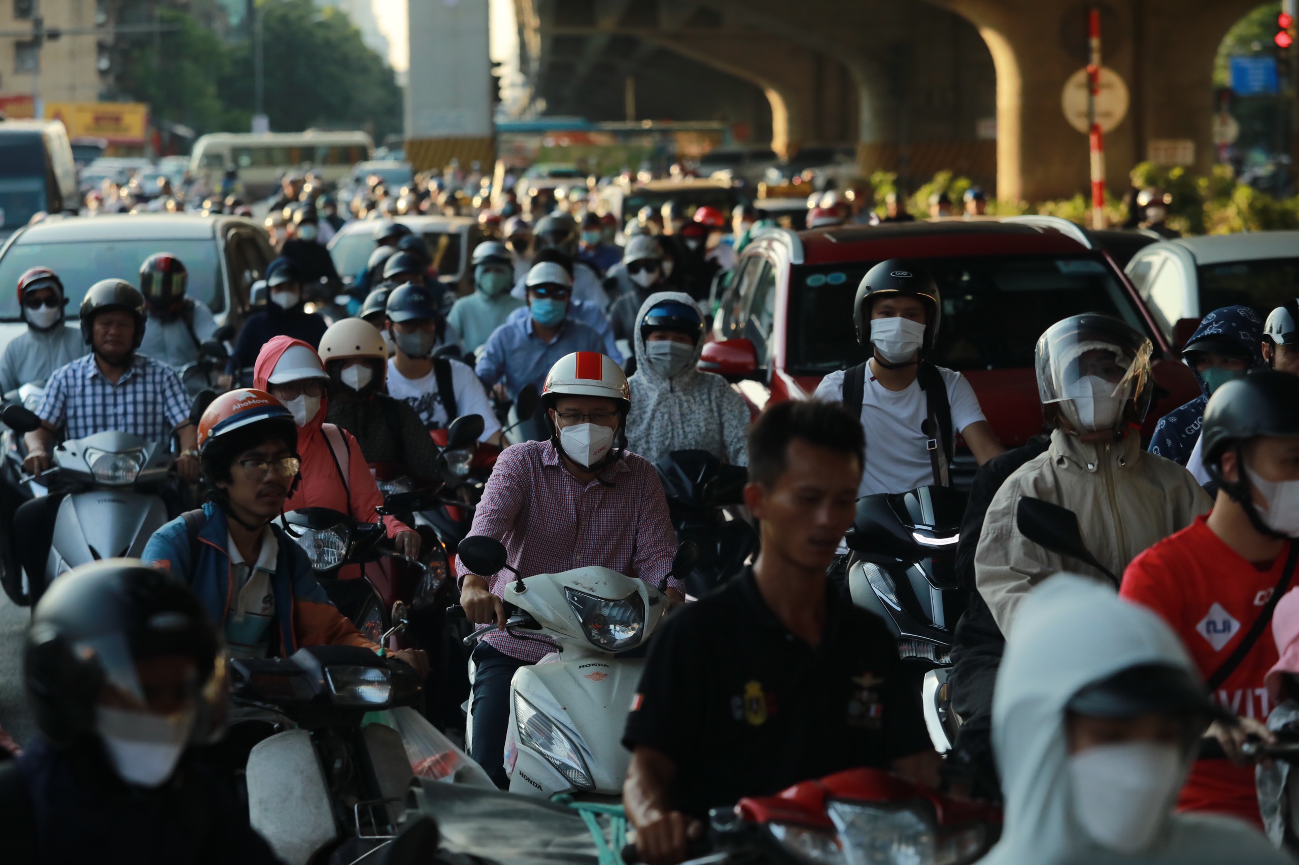 Người dân ùn ùn về quê nghỉ lễ 2/9, tắc đường muôn nẻo ở Hà Nội, TP.HCM - 16