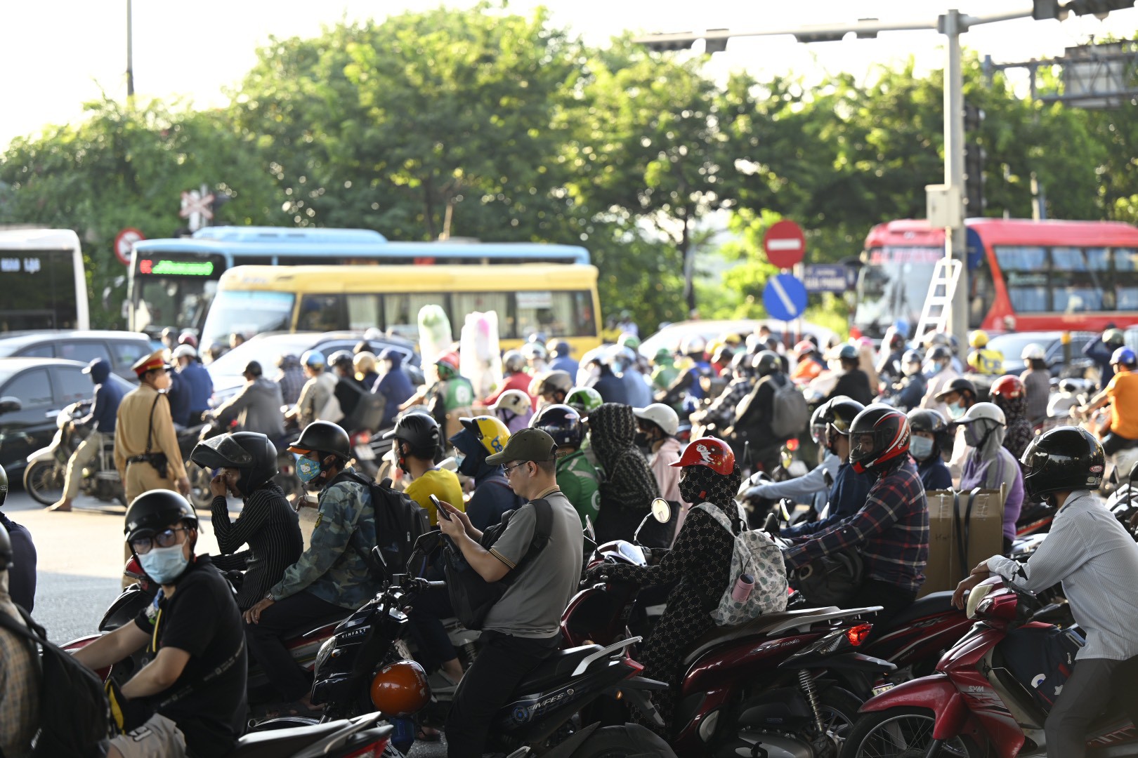 Người dân ùn ùn về quê nghỉ lễ 2/9, tắc đường muôn nẻo ở Hà Nội, TP.HCM - 4