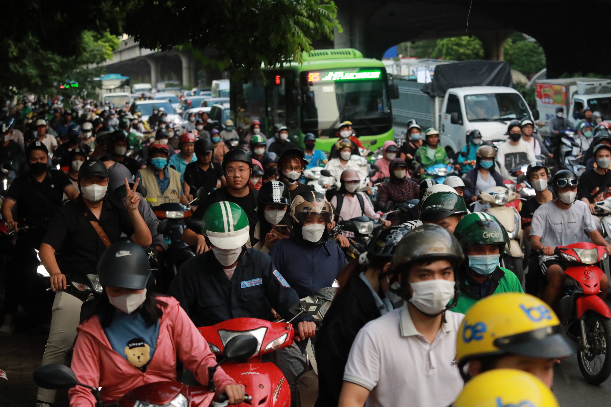 Người dân ùn ùn về quê nghỉ lễ 2/9, tắc đường muôn nẻo ở Hà Nội, TP.HCM - 22