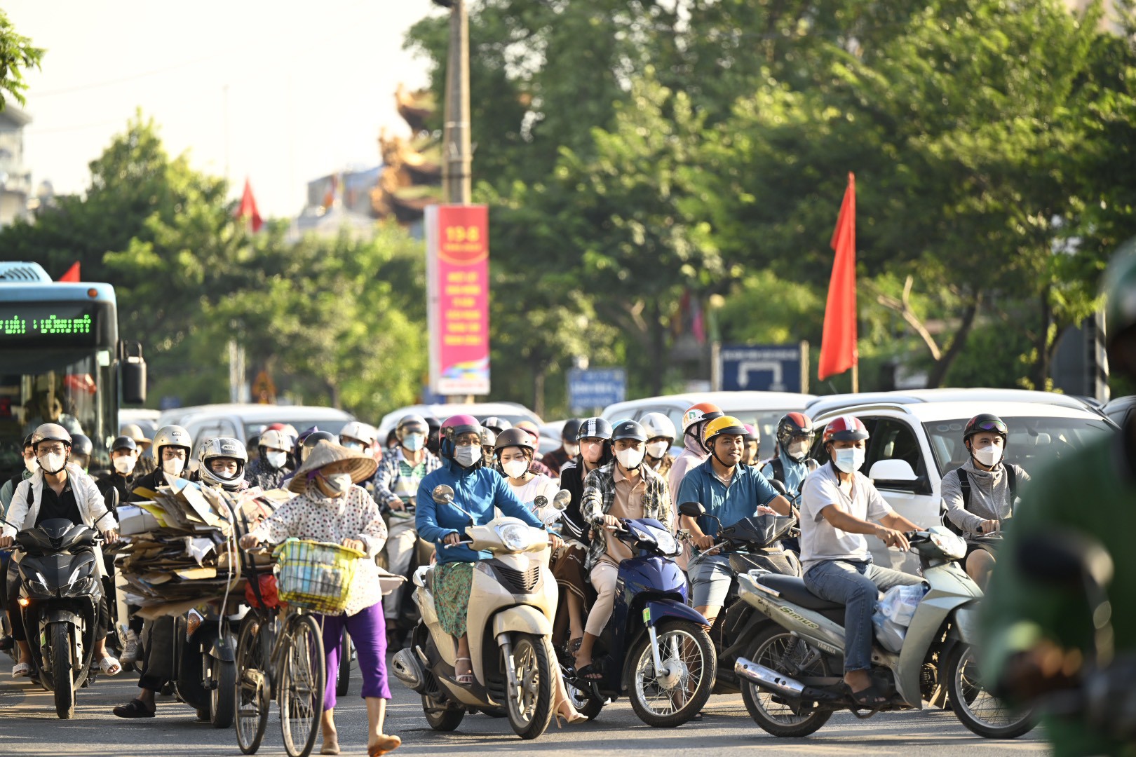 Người dân ùn ùn về quê nghỉ lễ 2/9, tắc đường muôn nẻo ở Hà Nội, TP.HCM - 5