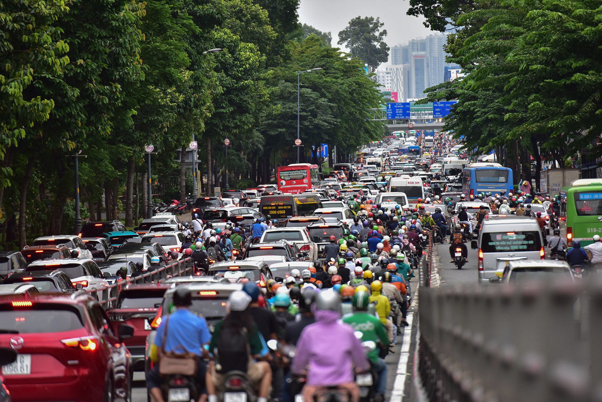 Người dân ùn ùn về quê nghỉ lễ 2/9, tắc đường muôn nẻo ở Hà Nội, TP.HCM - 31