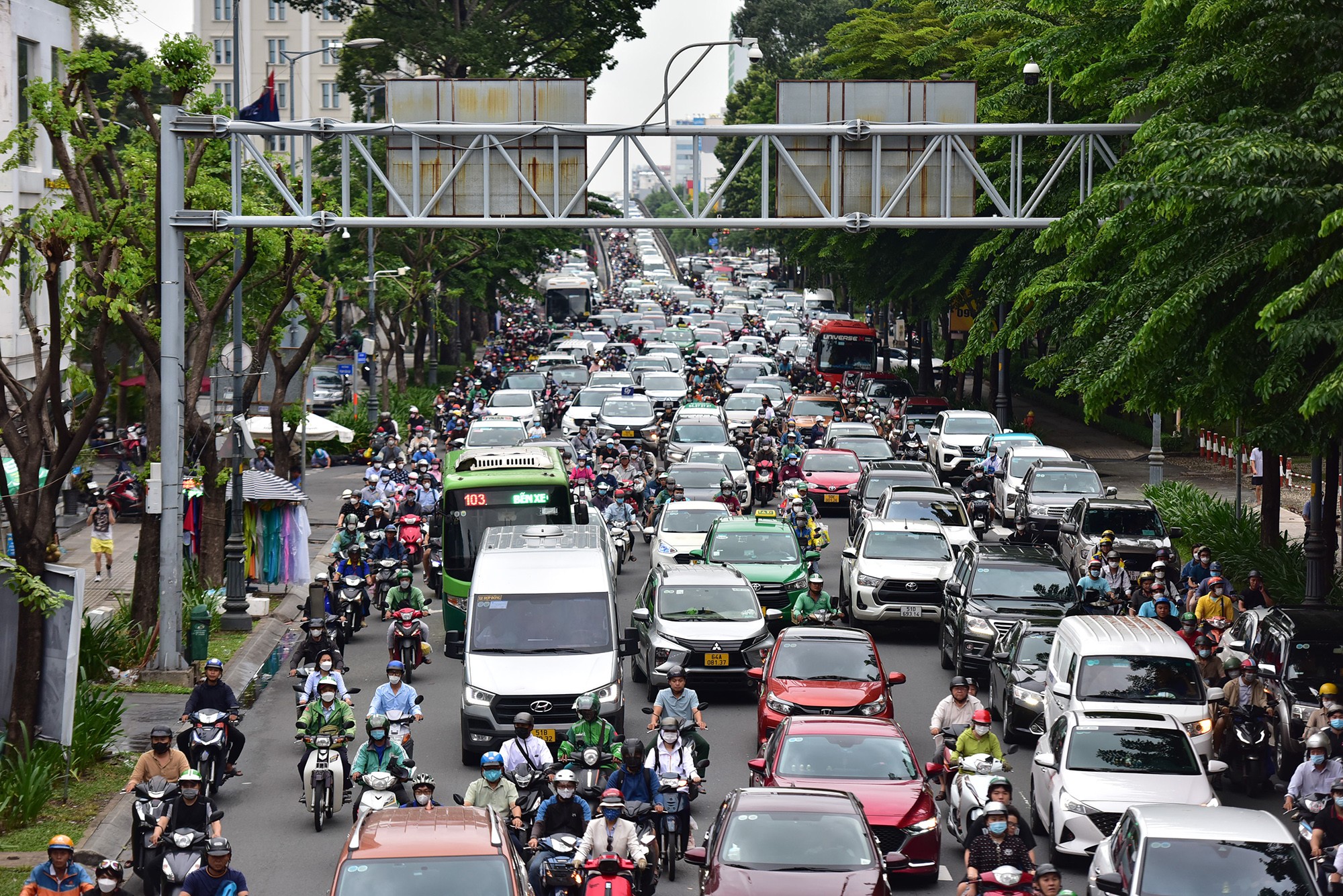 Người dân ùn ùn về quê nghỉ lễ 2/9, tắc đường muôn nẻo ở Hà Nội, TP.HCM - 32